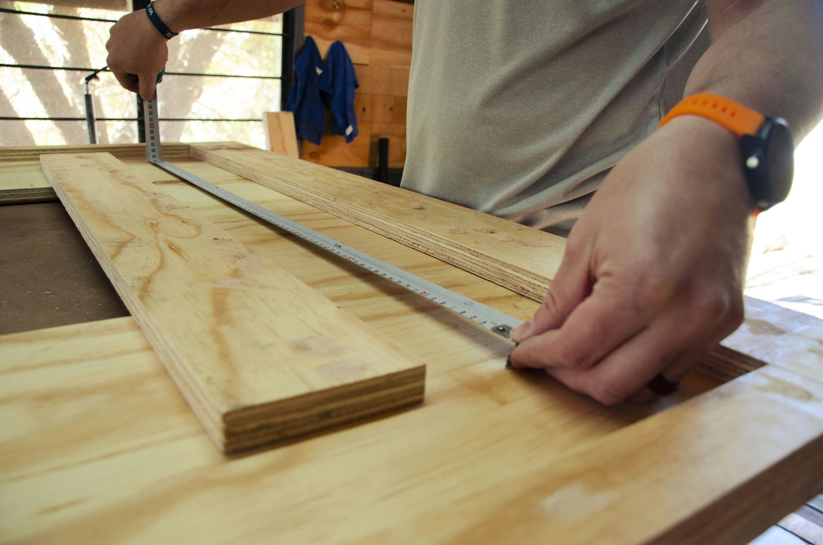 Werkzeuge und Material für Arbeiten an Holzbauteilen